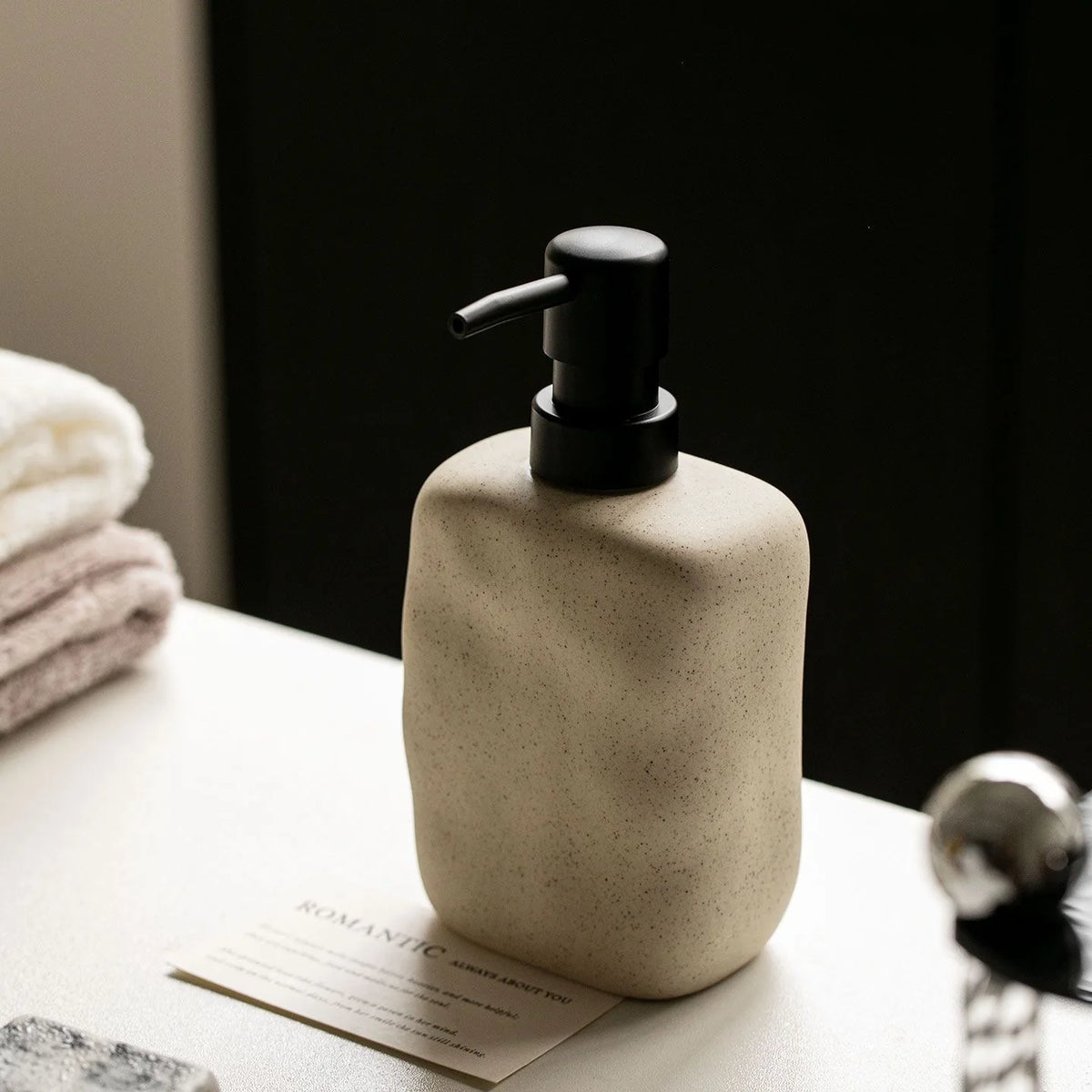 distributeur savon liquide céramique beige texture granulée minimaliste accessoire salle bains après shampooing lotion