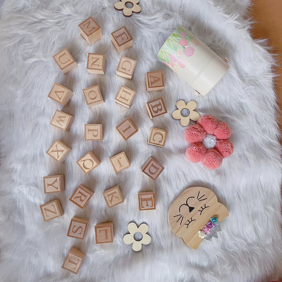 blocs construction bois lettres fleurs tasse chat pompons décor maison mariage