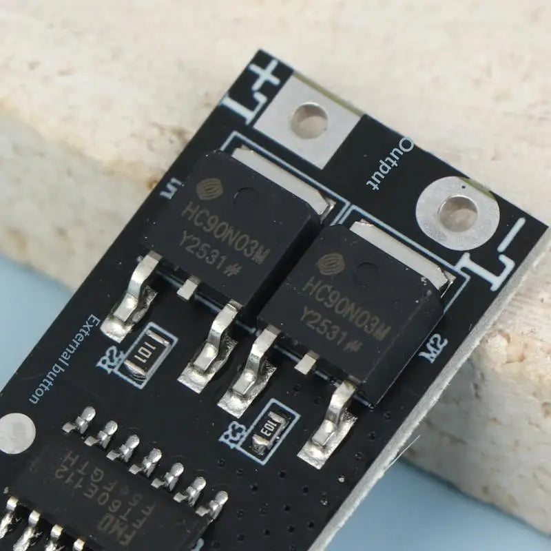 circuits electroniques integres noir composants transistors led boutons rouges standard hc90n03m r1 r2 c1