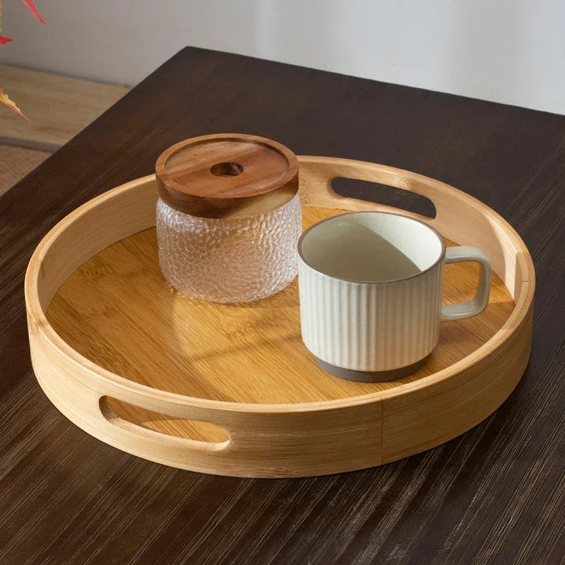 Plateau rectangulaire en bambou dans un intérieur moderne avec décoration naturelle