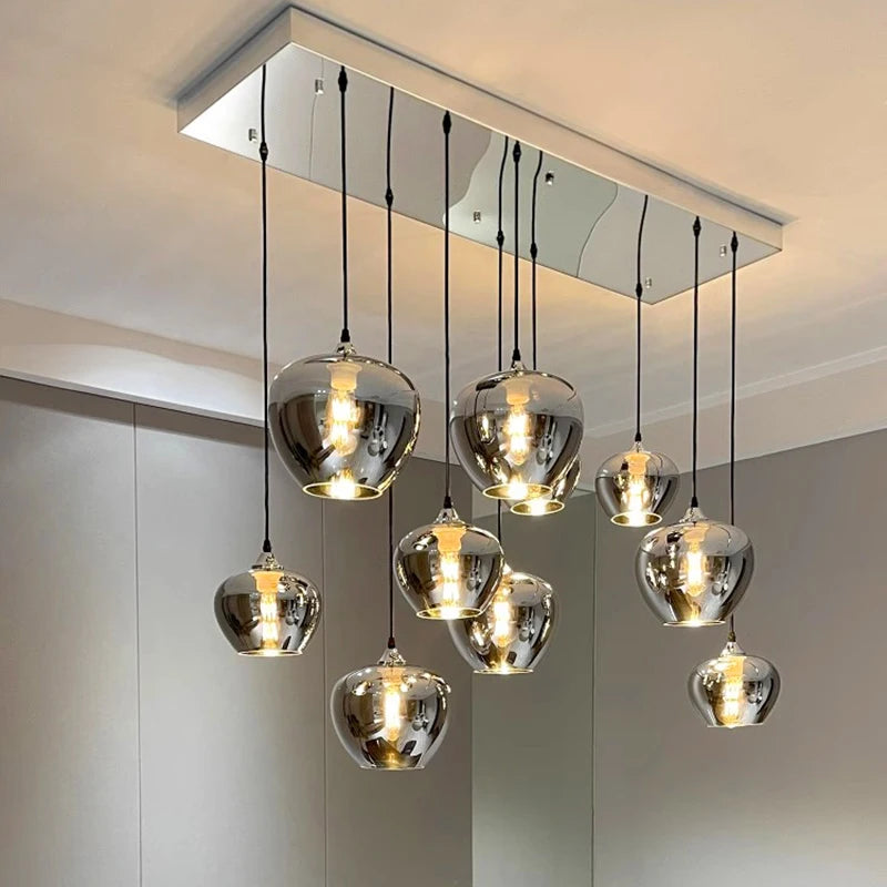 Détail du lustre suspendu montrant le design en verre et la structure noire