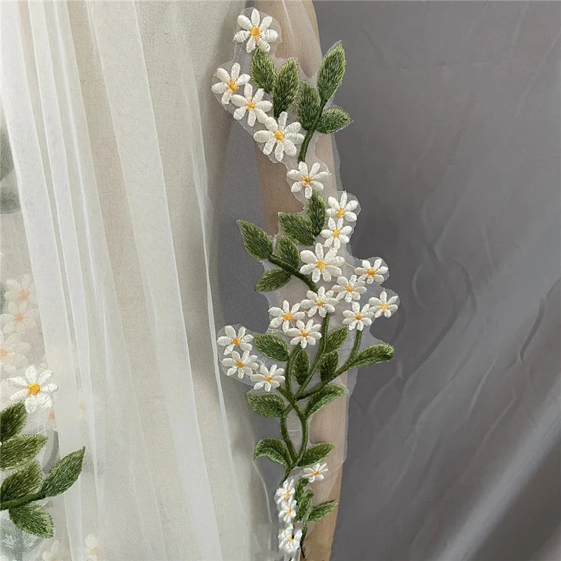voile mariée tulle blanc brodé feuilles vertes fleurs blanches romantique floral cape femme