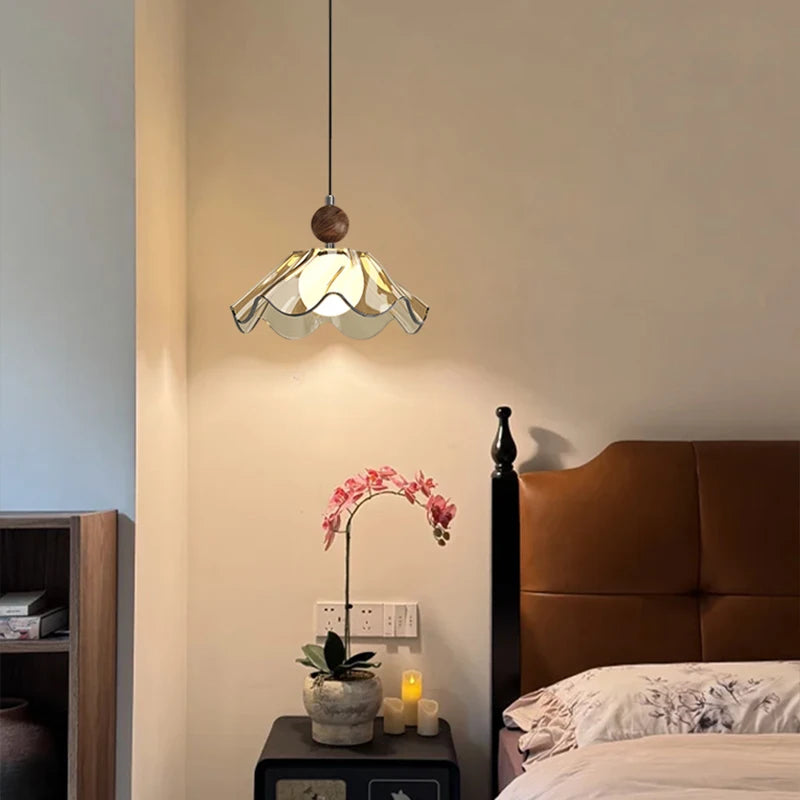 lampe suspendue moderne doré beige translucide texture ondulée motif floral câble noir réglable chambre