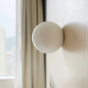 Applique murale ronde en verre blanc minimaliste, style Bauhaus crème, éclairage doux pour chambre et bureau