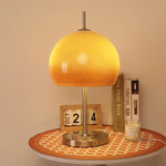 Lampe de sol Bauhaus dans une chambre à coucher avec ambiance chaleureuse