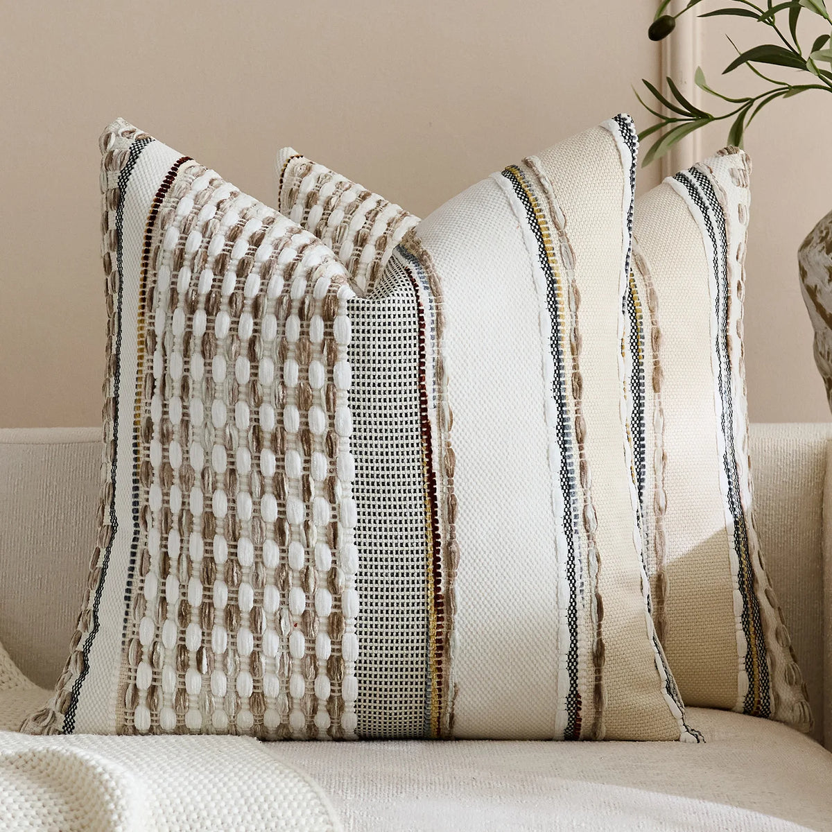 housse coussin carré brodé moderne rayures géométriques polyester blanc gris noir marronclair