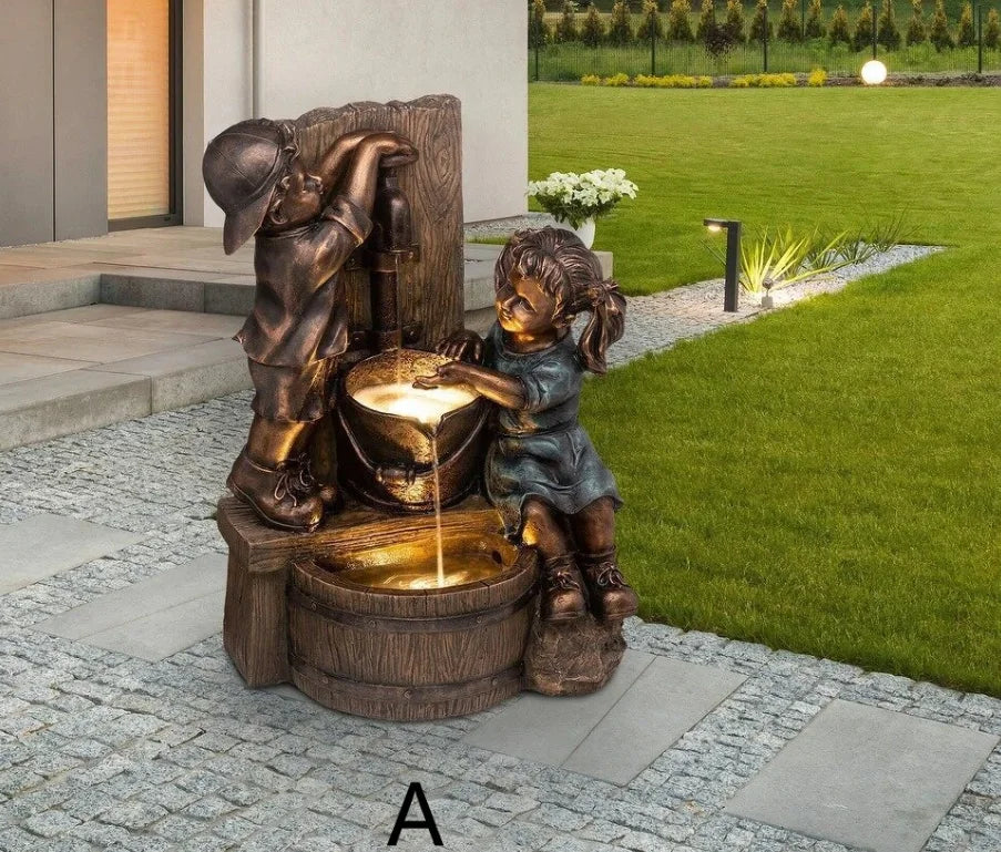 Statue de jardin pour enfants dans un coin d'eau