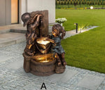 Statue de jardin pour enfants dans un coin d'eau