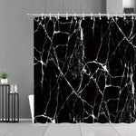 Rideau de douche effet marbre noir avec des veines blanches, suspendu sur une tringle dans une salle de bain moderne au style épuré et minimaliste.