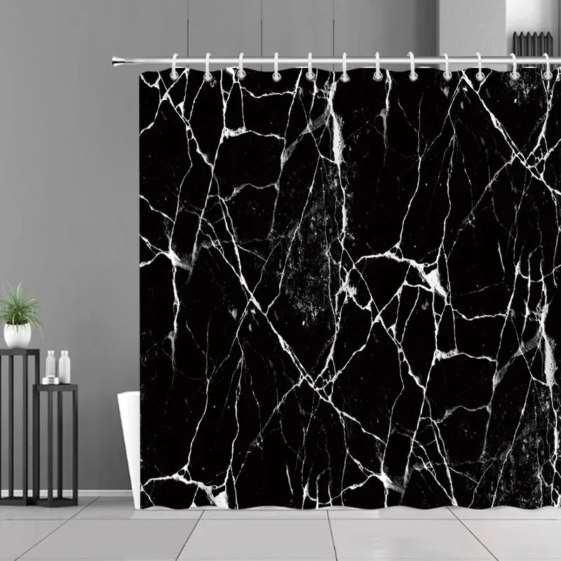 Rideau de douche effet marbre noir avec des veines blanches, suspendu sur une tringle dans une salle de bain moderne au style épuré et minimaliste.