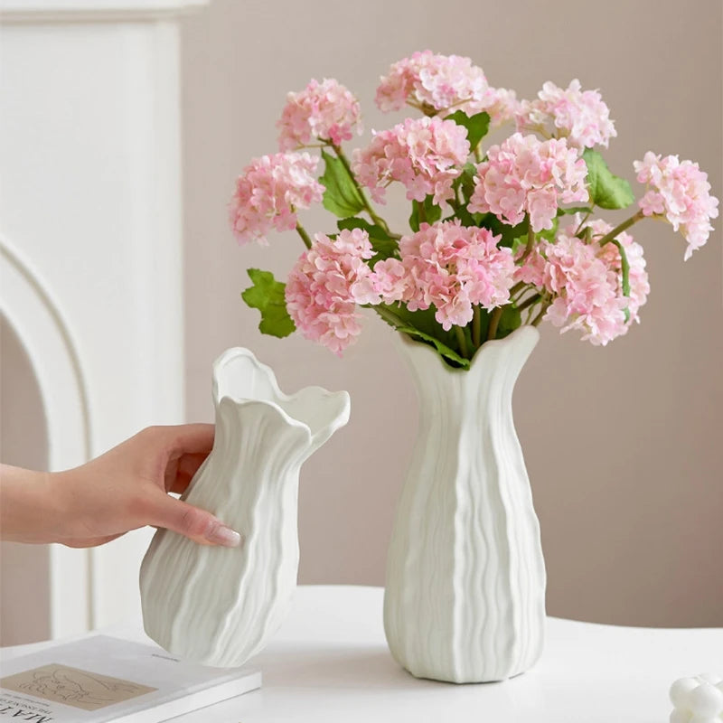 grand vase blanc moderne rayures verticales fleurs décoration d'intérieur maison
