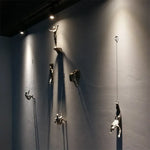 statues suspendues bronze figures humaines mouvement art contemporain décoration intérieure rétro vintage nostalgie