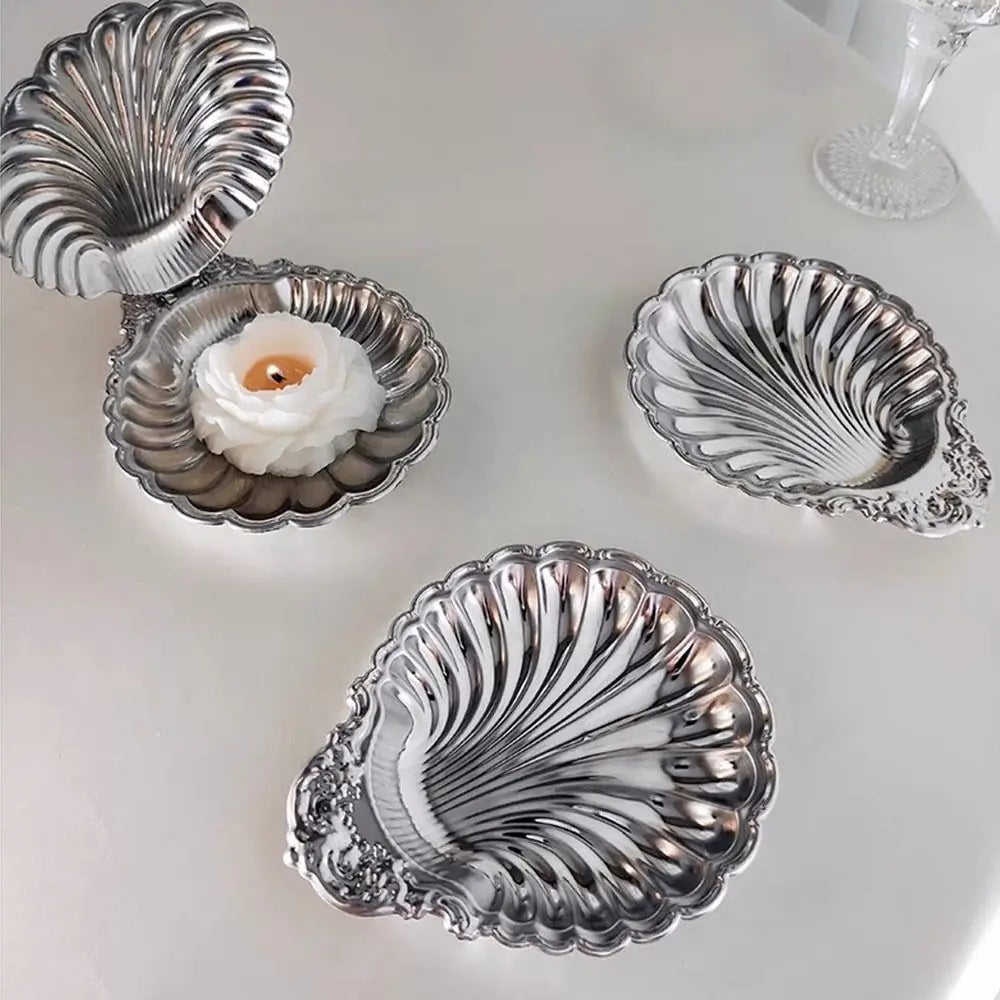 assiette coquillage argenté détails relief plateau gaufré vintage décoration intérieure élégante motifs floraux rustique