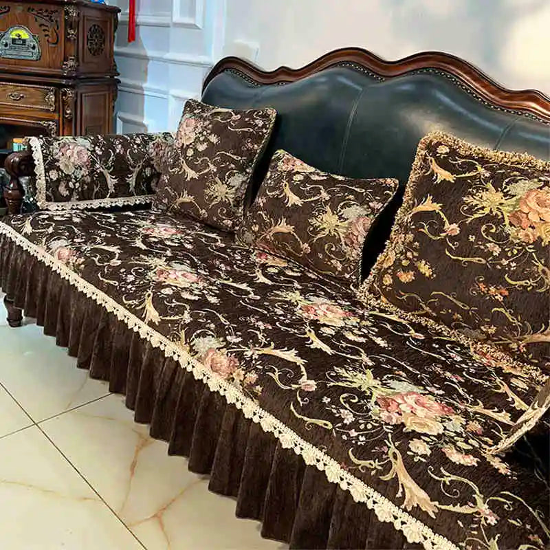 Un canapé élégant et luxueux avec des motifs floraux dorés sur un fond sombre, entouré d'un design architectural traditionnel.