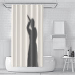 rideau douche moderne beige personne levant main crochets respectueux environnement polyester
