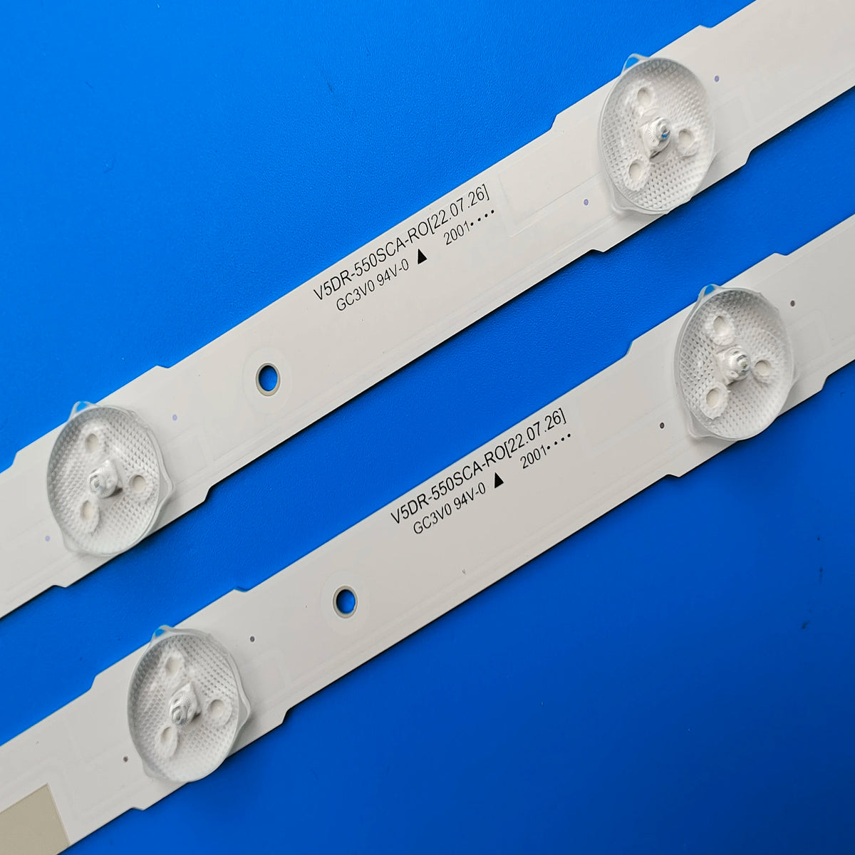 bande lumineuse led blanc moderne clips fixations connecteurs électriques orifices