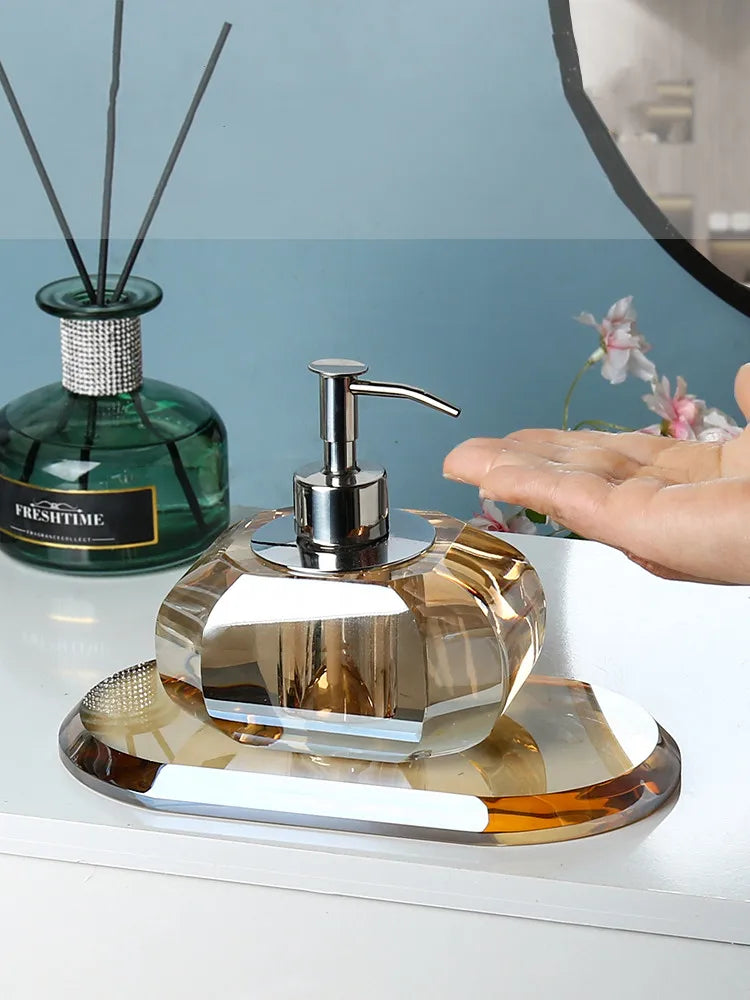 distributeur savon liquide bouteille lotion verre cristal transparent rayures horizontales moderne élégant respectueux environnement