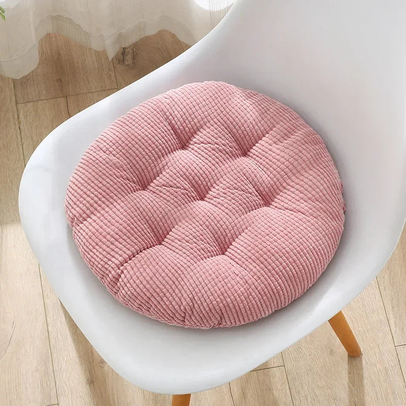 Coussin rond velours côtelé blanc sur tatami