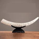 ornement sculpté corne humaine structures architecturales beige clair détail artisanal support noir salon