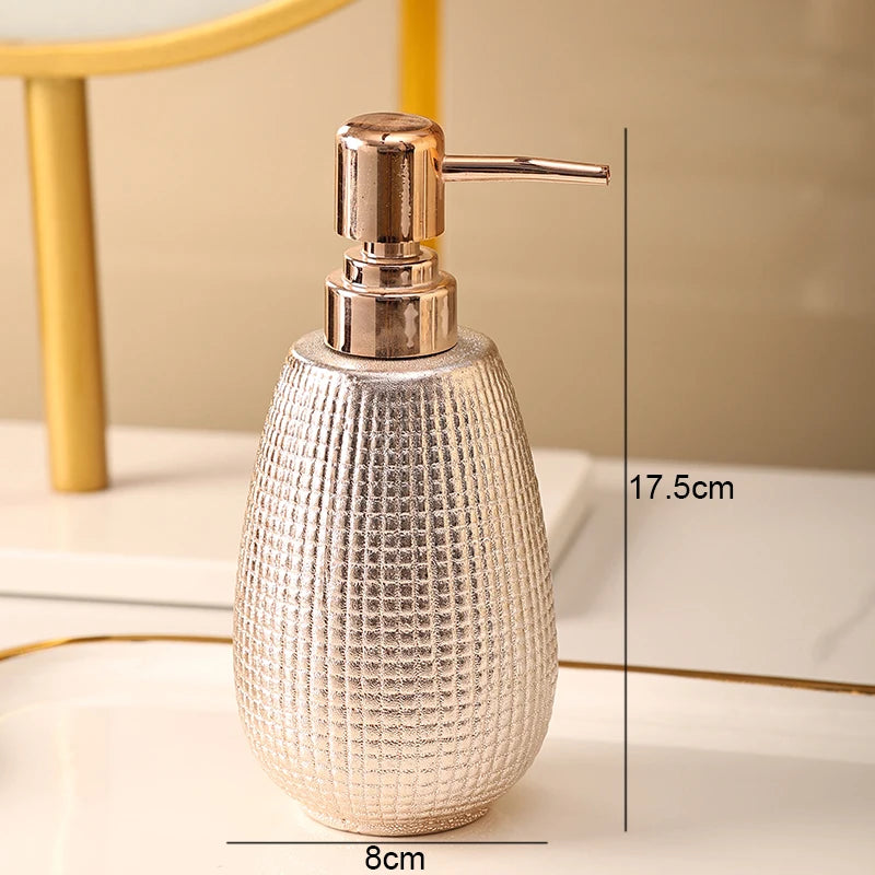 ensemble salle bain moderne or pâle brosse dents savon tube crème blanche distributeur