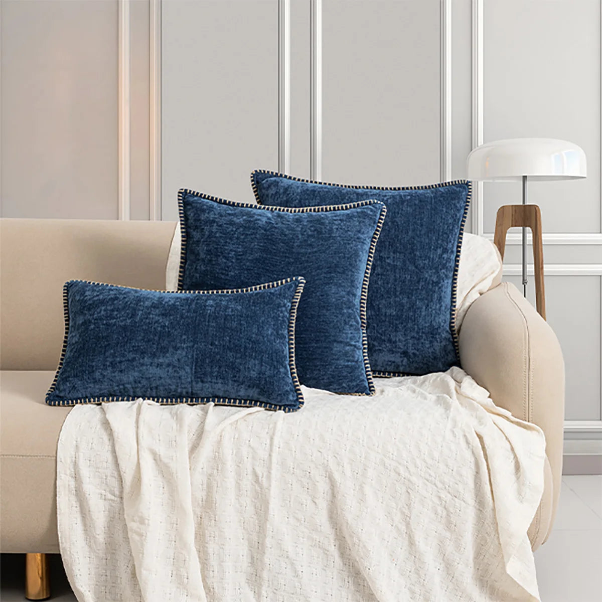 oreiller carré velours bleu marine rose pâle contemporain bord pompons décoratif lit chambre voiture