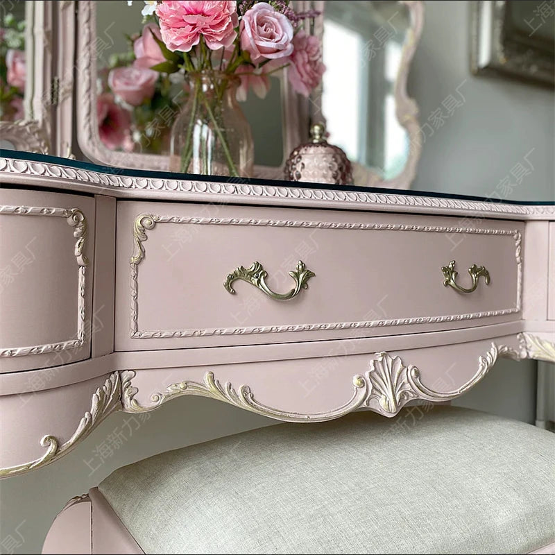 maquillage classique rose clair décorations baroques verre opaque tabouret miroir triptyque vase fleurs