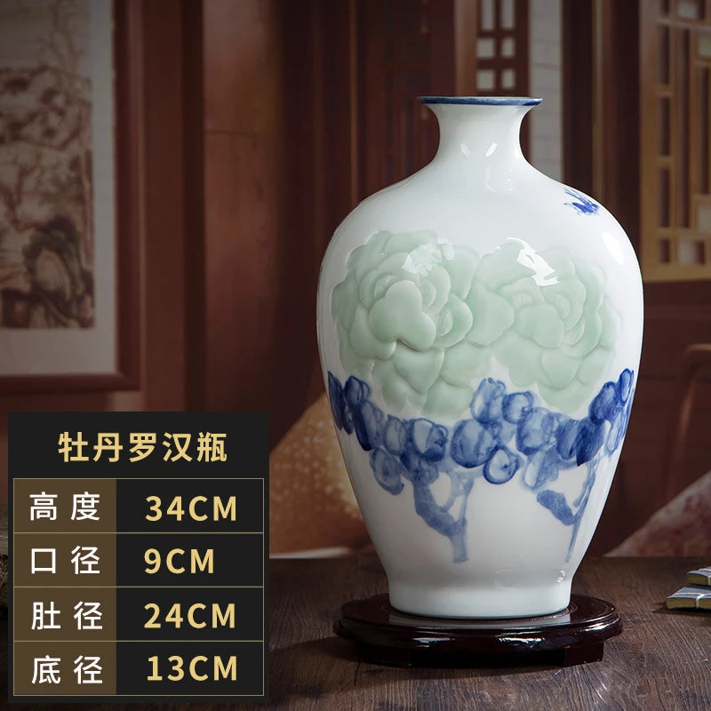 Vase blanc décoratif avec motifs floraux bleus sur fond sombre.