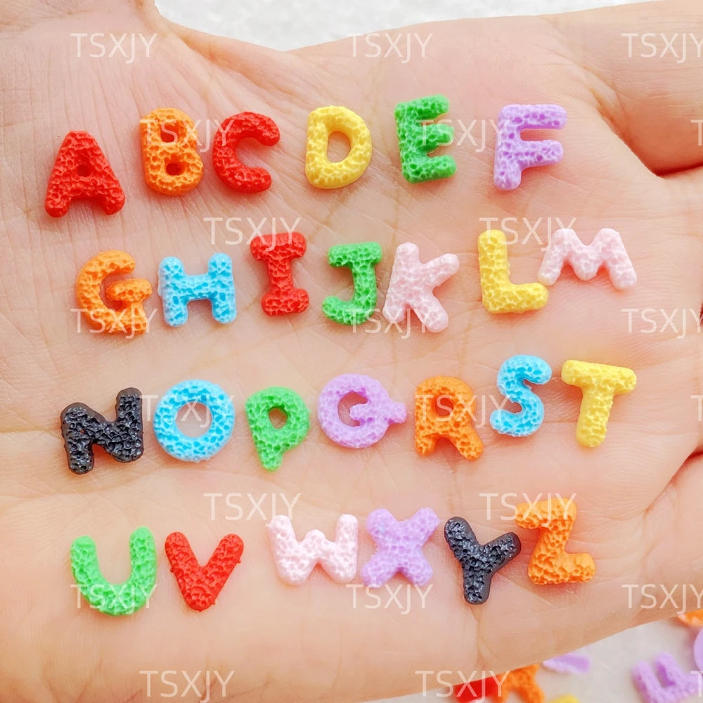 lettres alphabet miniatures texturées opalescentes multicolores nail art décoration scrapbook artisanat bricolage figurines