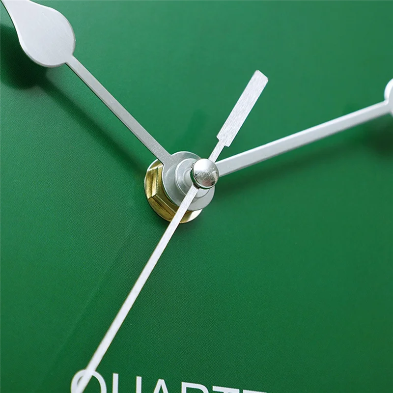 Horloge murale design accrochée au mur dans un salon moderne