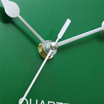Horloge murale design accrochée au mur dans un salon moderne
