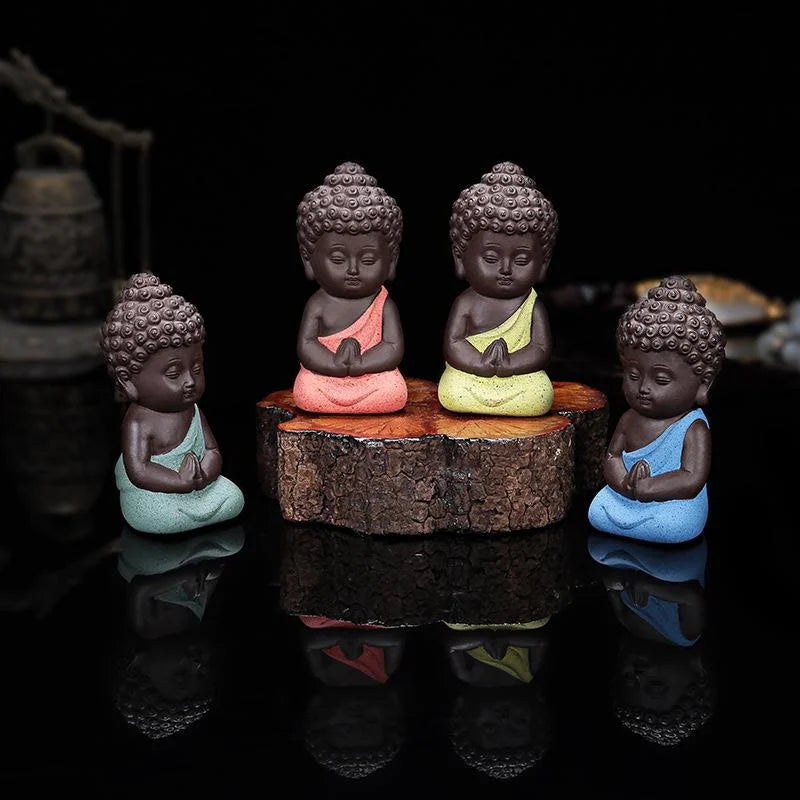 statuette bouddha artisanale couleur noir orange jaune bleu texture granulée méditatif argile violette