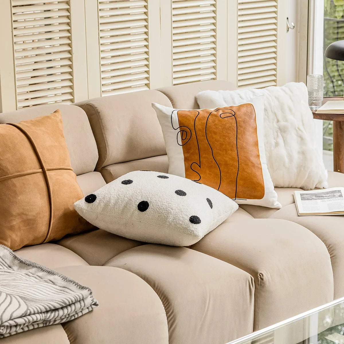 housse coussin géométrique marron clair beige blanc contemporain décoration maison voiture