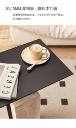 table basse moderne minimaliste marbre noir radio vintage vase couverts