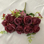 décoration maison bouquet roses artificielles couleurs variées feuilles vertes élégantes anniversaire événement