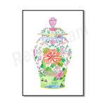 Un vase de porcelaine décoré de fleurs colorées et de motifs floraux complexes.