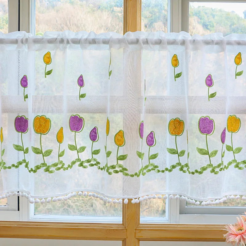 rideau brodé fleurs transparent bohème couleurs vives pompons blancs cuisine fenêtre
