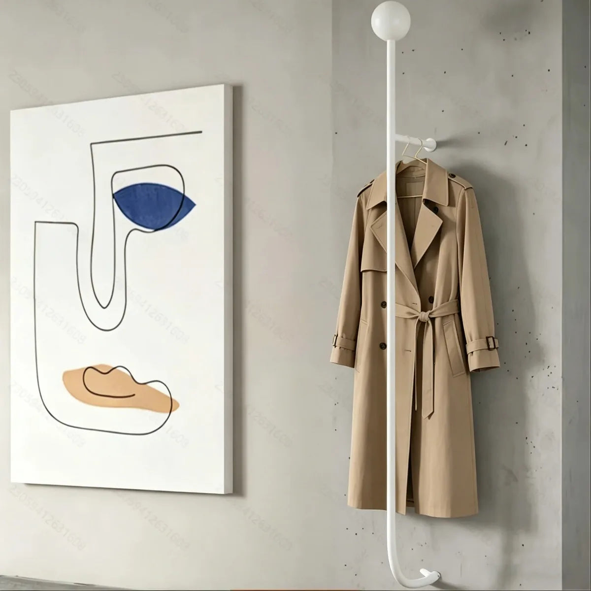 Porte-manteau mural vertical dans un couloir moderne