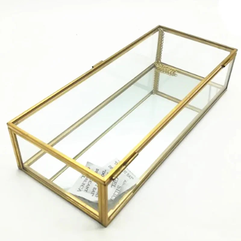 Organiseur cosmétique en verre sur coiffeuse