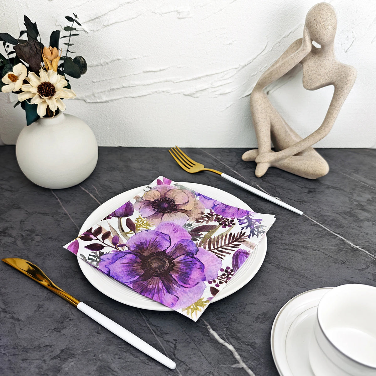 serviettes papier motif floral anémones violet rose élégantes restauration pâtisserie fêtes mariage été