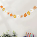 guirlande fleurs anniversaire mariage blanc jaune simple décoration minimaliste océillets inclusion ruban protection