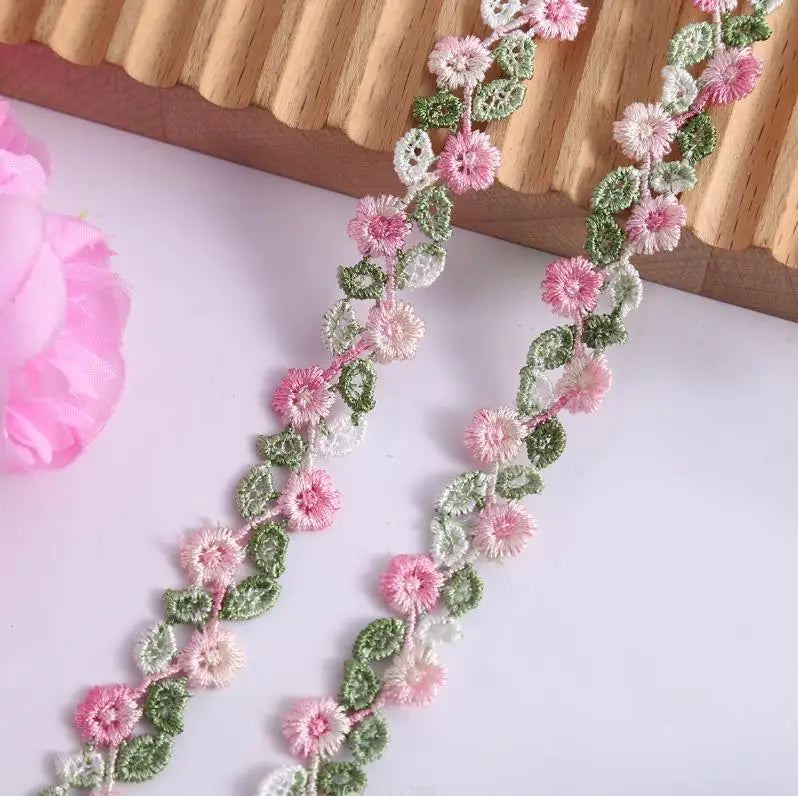 ruban decoratif brode fleurs feuilles vert clair rose pâle rouge 100 polyester largeur 1.5cm