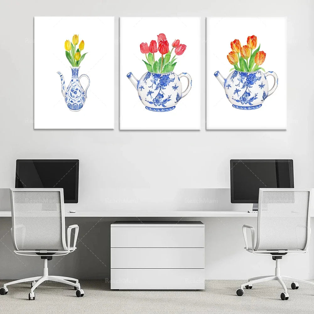 Des vases peints à l'aquarelle avec des bouquets de tulipes colorés.