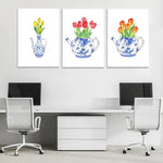 Des vases peints à l'aquarelle avec des bouquets de tulipes colorés.