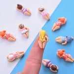 figurines résine personnes allongées peau claire vêtements colorés rayures pois léopard cartoon bijoux diy