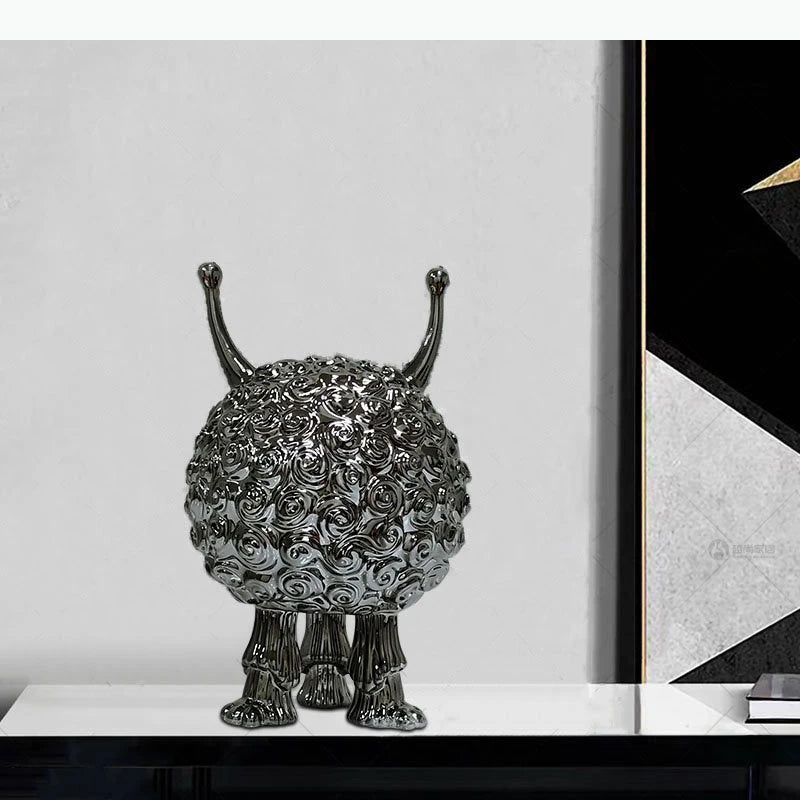 statuette décorative créature fantastique blanc or argent bleu magenta motif floral texture organique vase