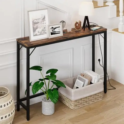 Table console étroite grise avec prise USB dans une entrée