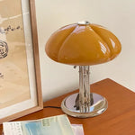 Lampe champignon orange sur table de chevet
