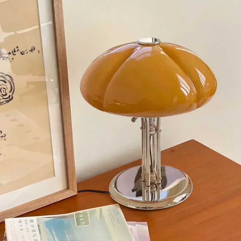 Lampe champignon orange sur table de chevet
