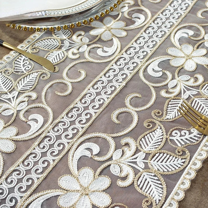nappe table brodée fleurs dentelle polyester élégante classique beige clair foncé usage extérieur fête