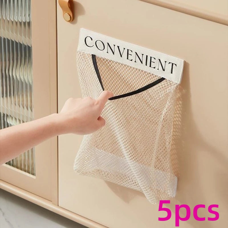 sacs rangement mural pliables beige clair maille fine moderne adhésif velcro poignée noire utilisation